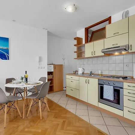 Newly Renovated With A Beautiful Sea View Emili Apartment Promajna