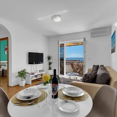 Newly Renovated With A Beautiful Sea View Emili 아파트
