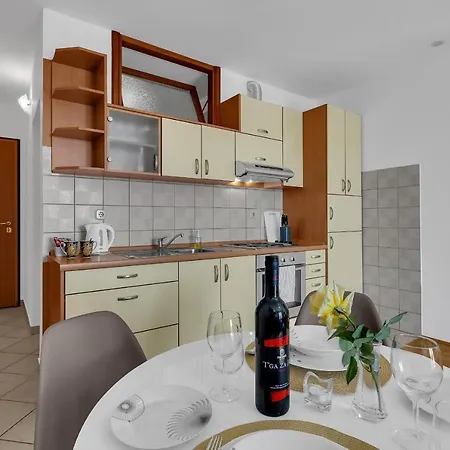 Newly Renovated With A Beautiful Sea View Emili 아파트 프로마이나