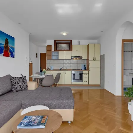 Newly Renovated With A Beautiful Sea View Emili